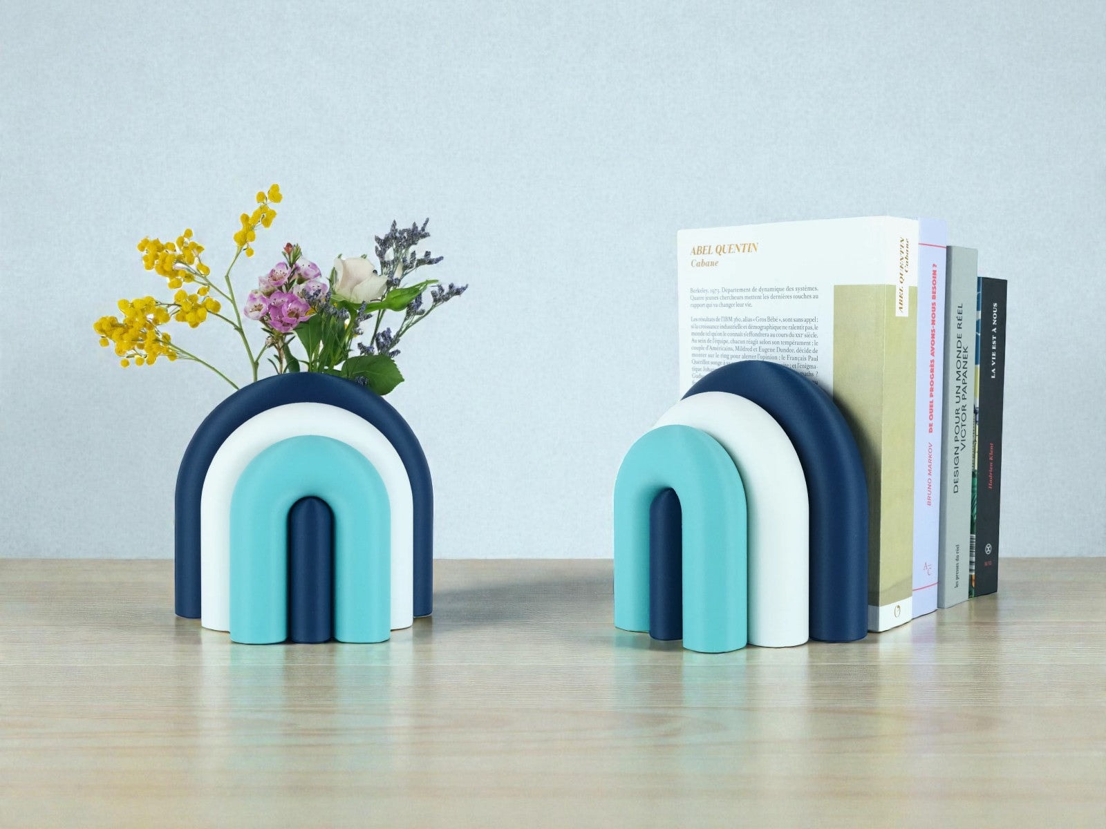 Arc als bloemenvaasje aan de ene kant, als boekensteun aan de andere